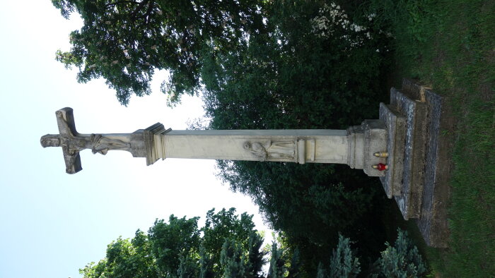 Hlavní kříž na starém hřbitově-3