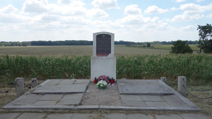 A második világháború áldozatainak emlékműve a falu mögött-2