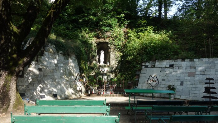 Lourdes-i Szűzanya barlangja a Kálvária alatt-2