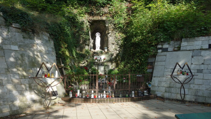 Lourdes-i Szűzanya barlangja a Kálvária alatt-3