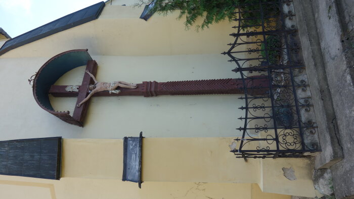 Holzkreuz neben der Kirche St. Martina-3
