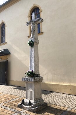 Steinkreuz neben der Kirche St. Martina-3