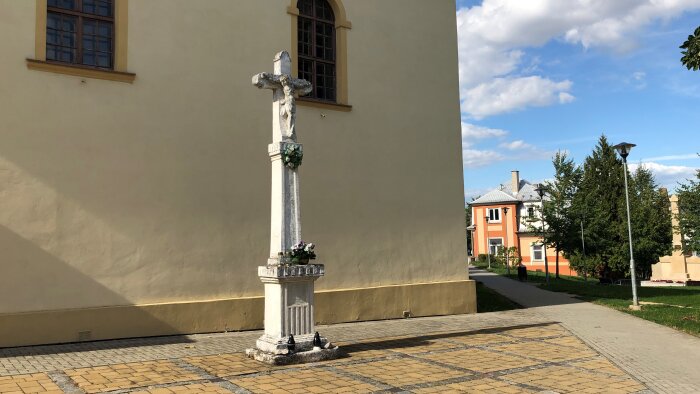 Steinkreuz neben der Kirche St. Martina-1