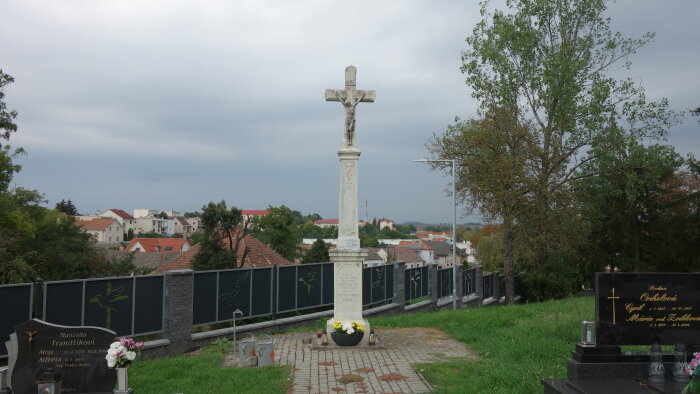 Das Hauptkreuz auf dem Friedhof-1