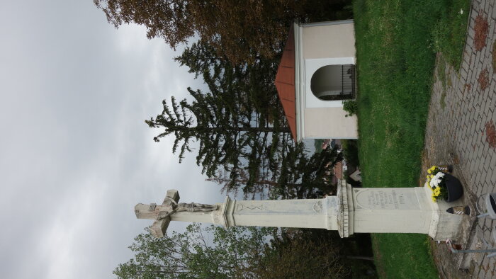 Das Hauptkreuz auf dem Friedhof-3