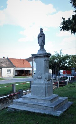 Statue von St. Ján Nepomucký auf dem Platz-2