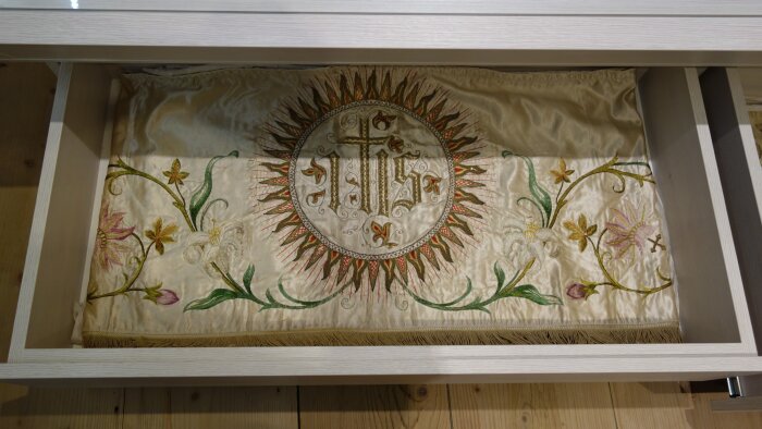 Memorial room of sacral embroidery-5