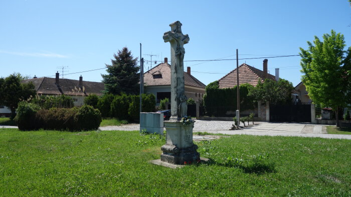 Kříž v obci - Velké Úlany-1