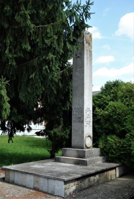 Monument to those who died in World War II-3