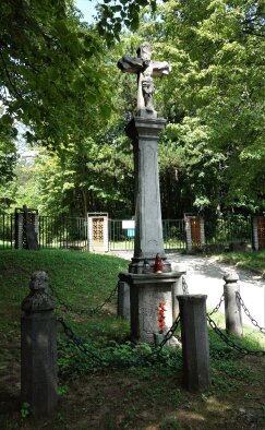 Zentralkreuz auf dem Friedhof-2