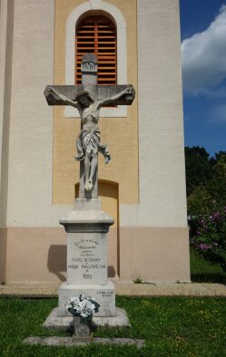 Das Kreuz vor der Kirche-3