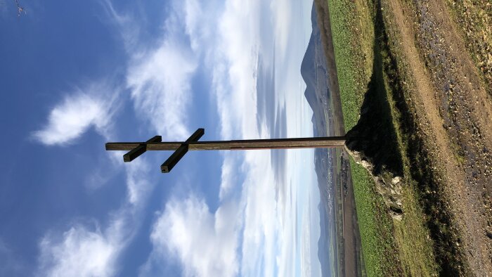 Doppelkreuz in der Nähe des Berges-5