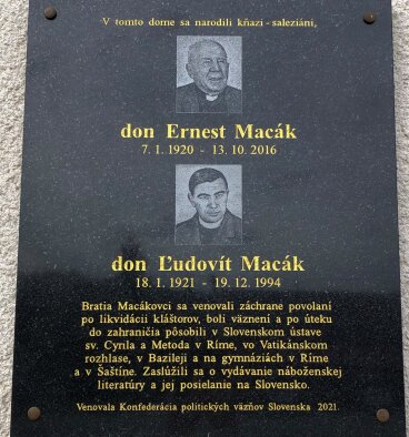 Memorial plaque of the Macák brothers-2