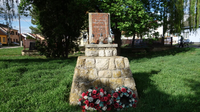 Pomník vojakom Červenej armády - Hrnčiarovce nad Parnou-1