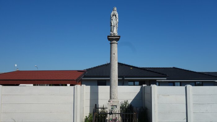 Statue der Jungfrau Maria am Straßenrand-1