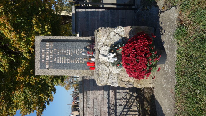 Emlékmű az elesett opoj katonák számára az I. és II. világháború-3