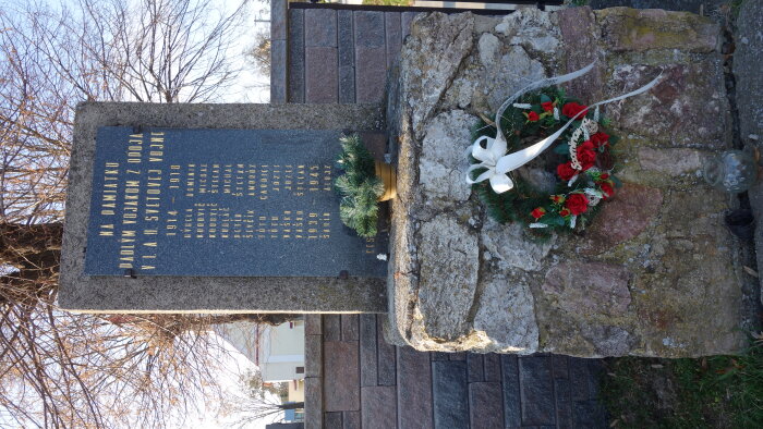 Emlékmű az elesett opoj katonák számára az I. és II. világháború-2