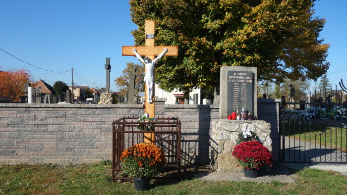 Kríž pred cintorínom - Opoj-1