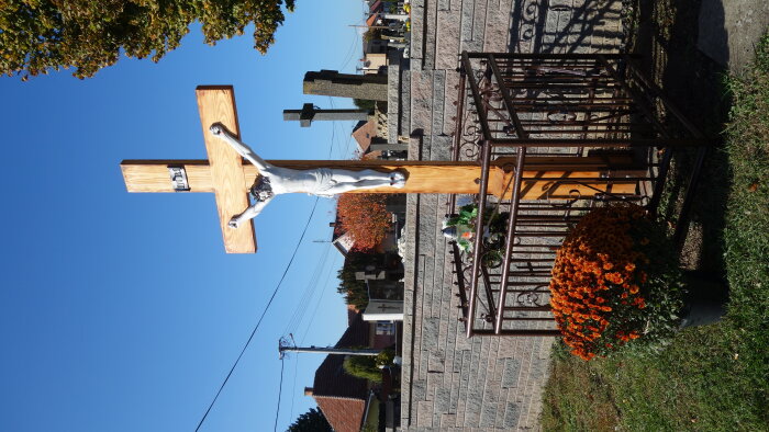 Kríž pred cintorínom - Opoj-3