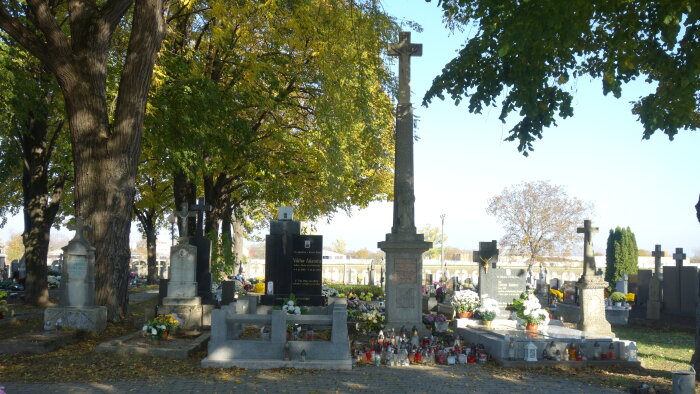 Központi kereszt a temetőben - Pusté Uľany-1
