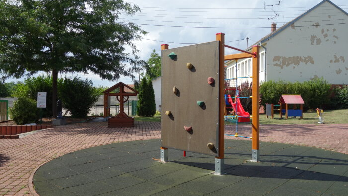 Playground, Chat-3