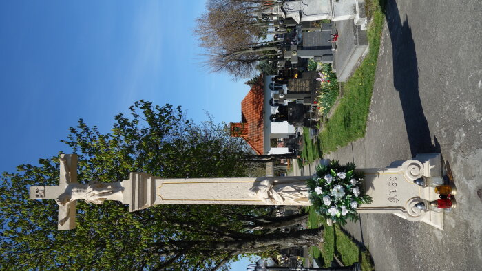 Ústřední kříž na hřbitově-2
