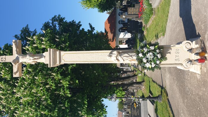 Zentralkreuz auf dem Friedhof-3