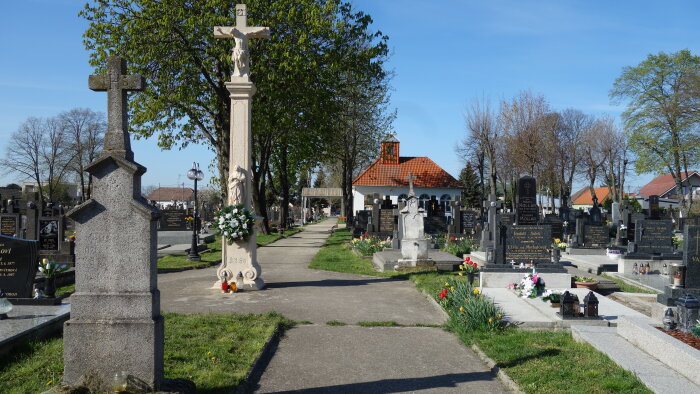 Zentralkreuz auf dem Friedhof-1