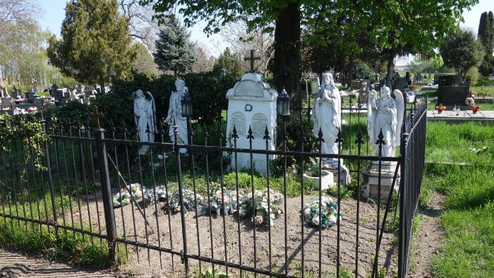 Szentek kőszobrai a temetőben-2