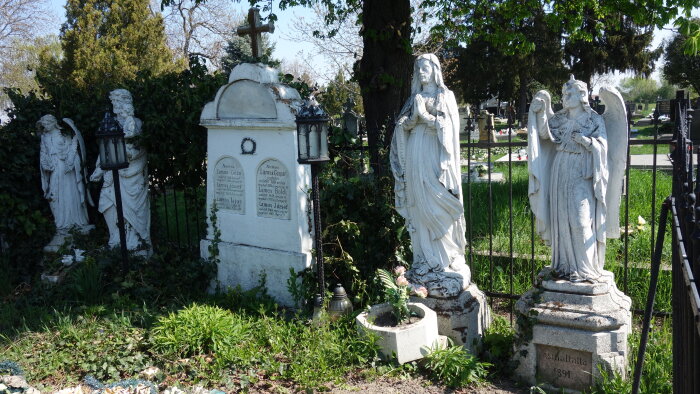 Szentek kőszobrai a temetőben-3