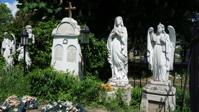 Szentek kőszobrai a temetőben-1
