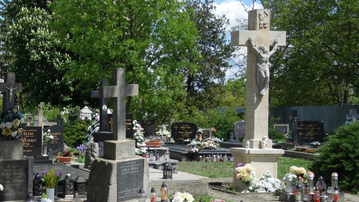 Ústredný kríž na cintoríne - Jelka-1