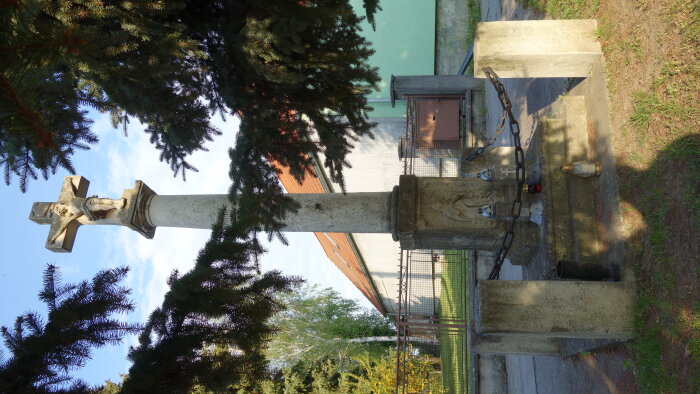 Kreuz vor der Kirche in Majcichov-2