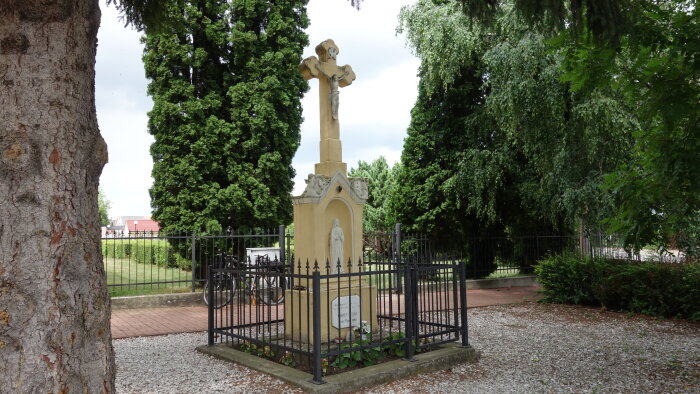 Kreuz vor der Kirche - Igram-1