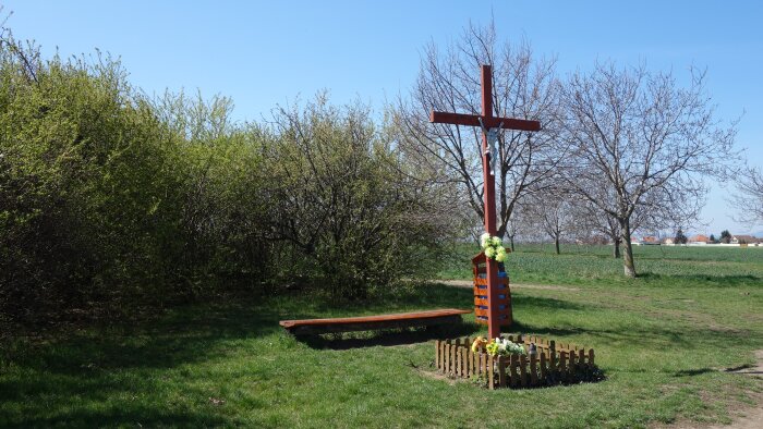 Kreuz hinter dem Dorf - Hrnčiarovce nad Parnou-1