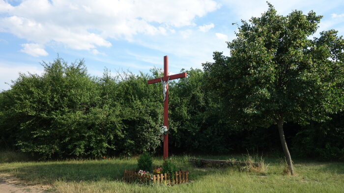 Kreuz hinter dem Dorf - Hrnčiarovce nad Parnou-2