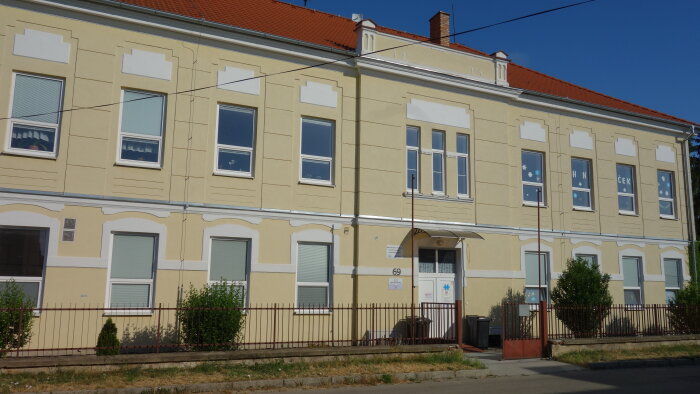 Korábbi régi iskola - Hrnčiarovce nad Parnou-1