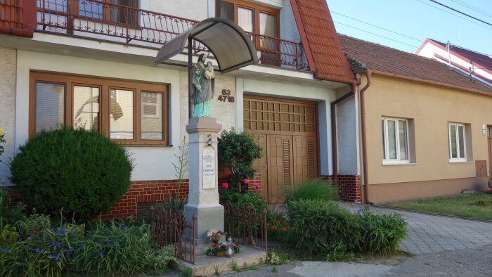 Statue of St. Jozefa - Hrnčiarovce nad Parnou-1