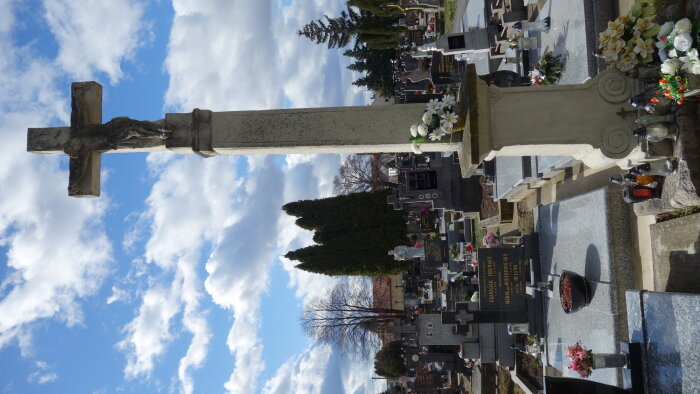 Hlavný  kríž na cintoríne - Hrnčiarovce nad Parnou-3