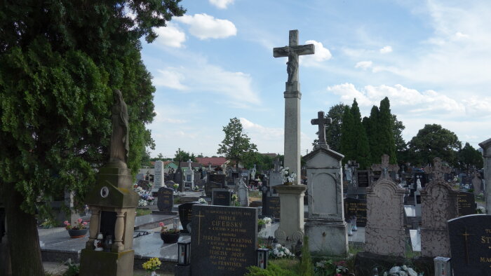 Hlavný  kríž na cintoríne - Hrnčiarovce nad Parnou-1