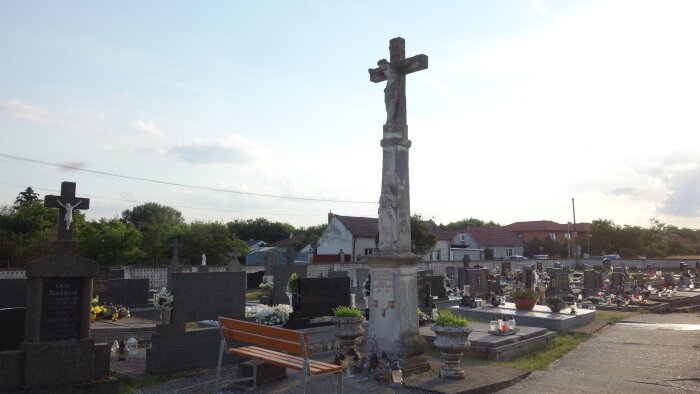 Központi kereszt a temetőben - Slovenská Nová Ves-1