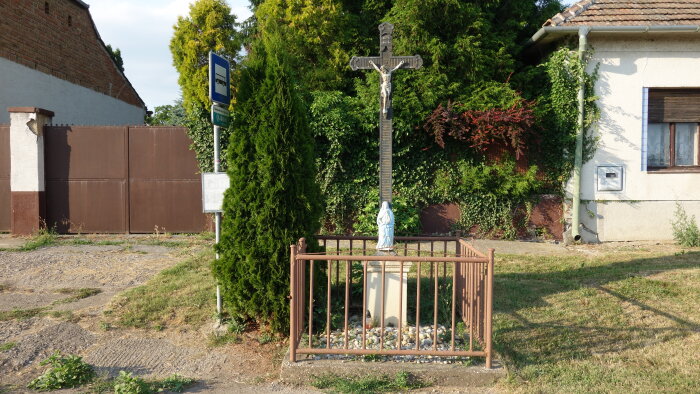 Kříž v obci - Slovenská Nová Ves-1