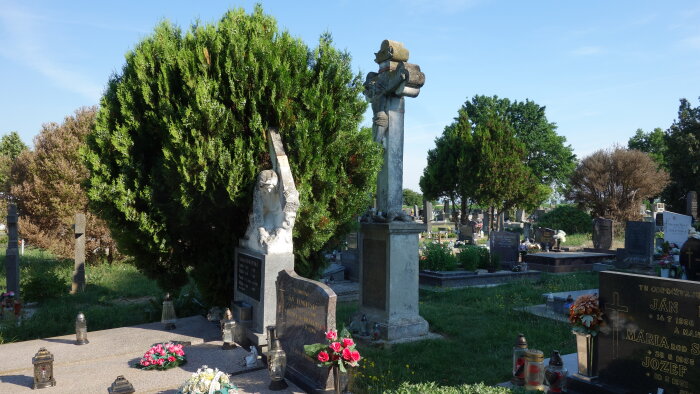 Központi kereszt a temetőben - Veľký Grob-1