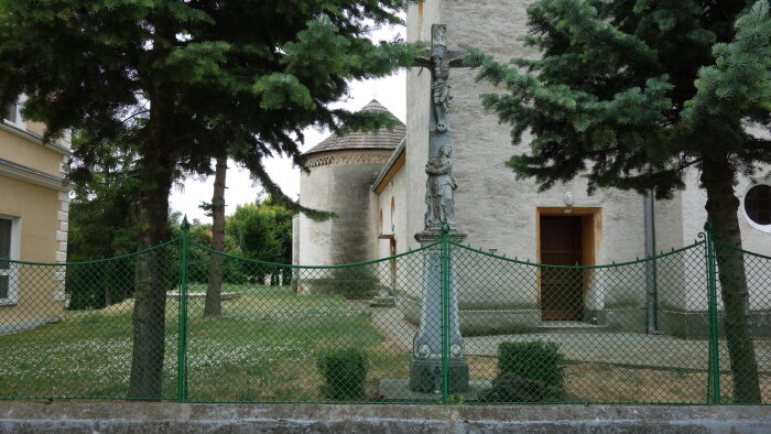 Kříž před kostolom- Križovany nad Dudváhom-1
