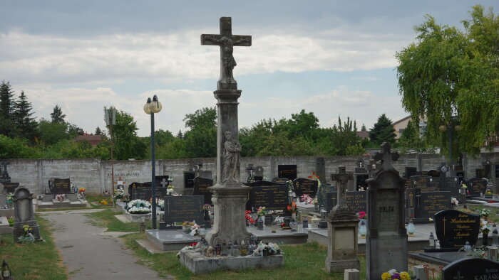 Ústredný kríž na cintoríne - Križovany nad Dudváhom-1
