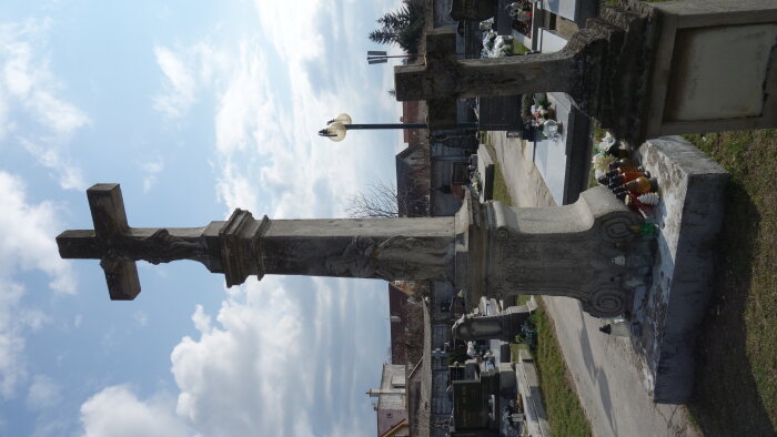 Ústredný kríž na cintoríne - Križovany nad Dudváhom-3