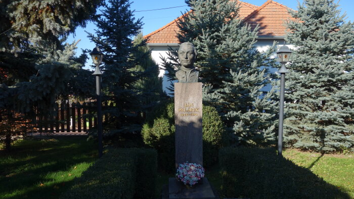 Busta Jana Palárika před kostelem-1