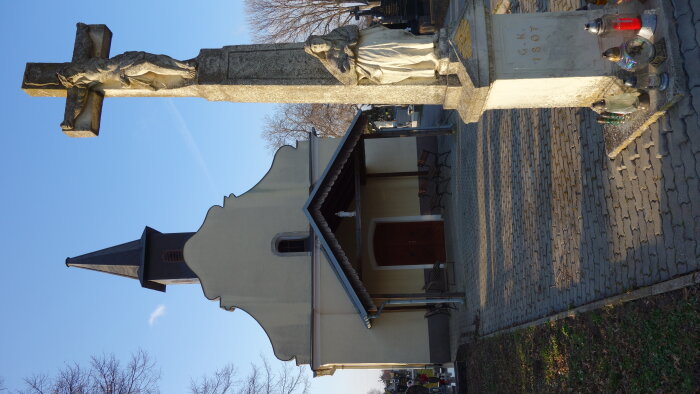 Zentralkreuz auf dem Friedhof - Majcichov-3