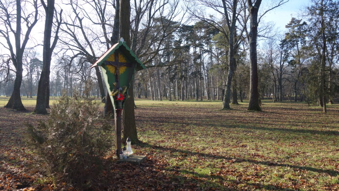 Kríž v parku - Voderady-2