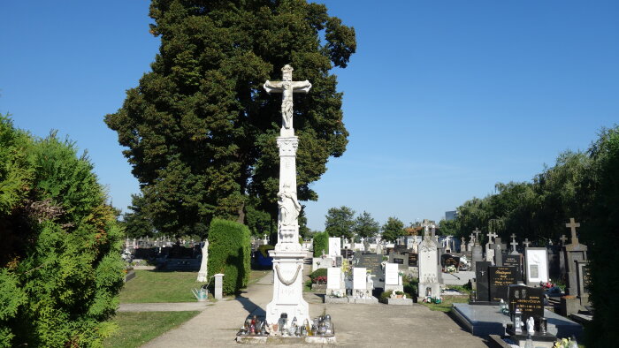 Hřbitov s křížem a domem smútku- Voderady-4